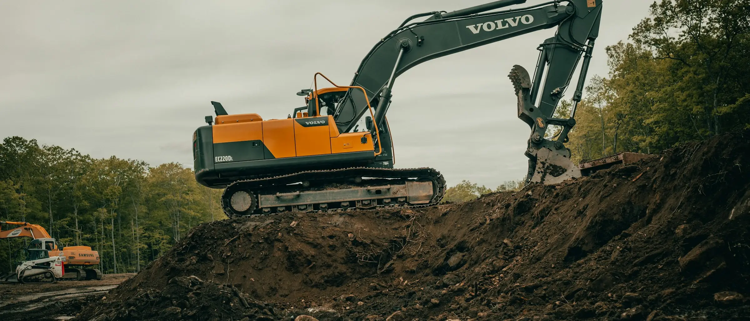 Bagger auf einer Tiefbaustelle im Abendlicht