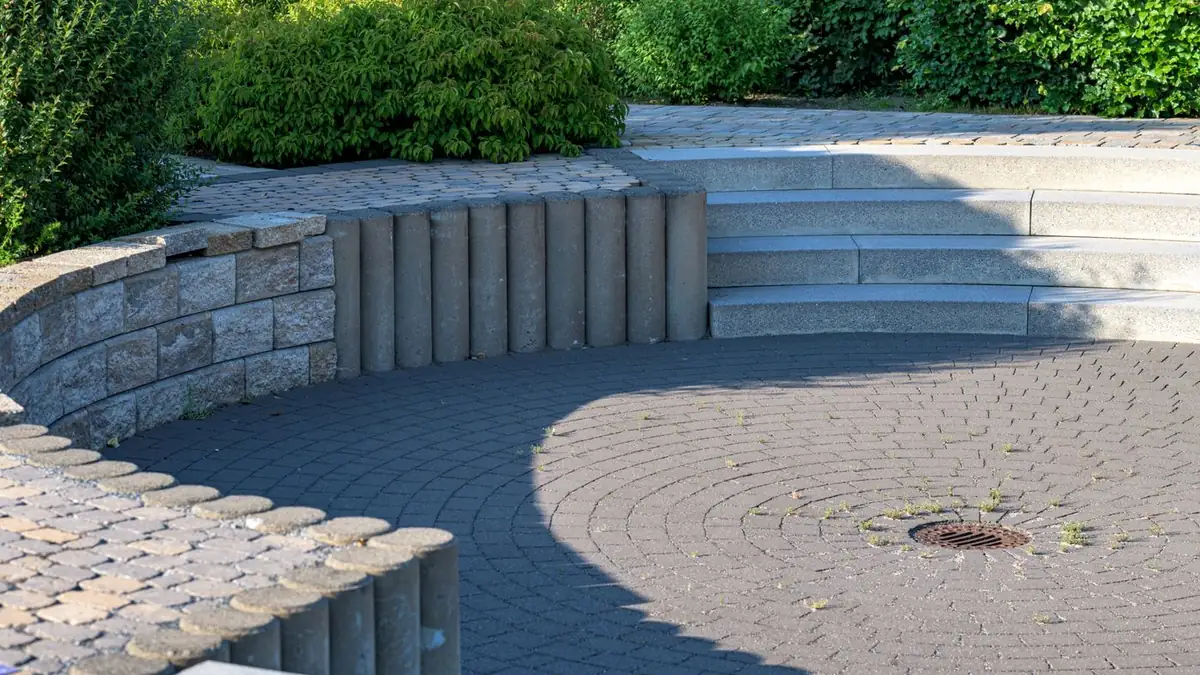 Fertige Außenanlage mit Terrasse, Natursteinmauer und Pflasterfläche