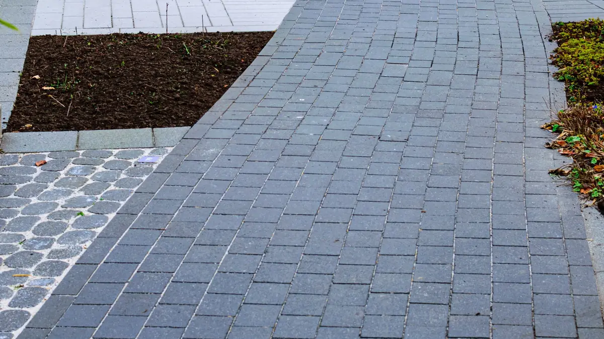 Rasenfläche mit angrenzendem Pflasterweg und Randeinfassung