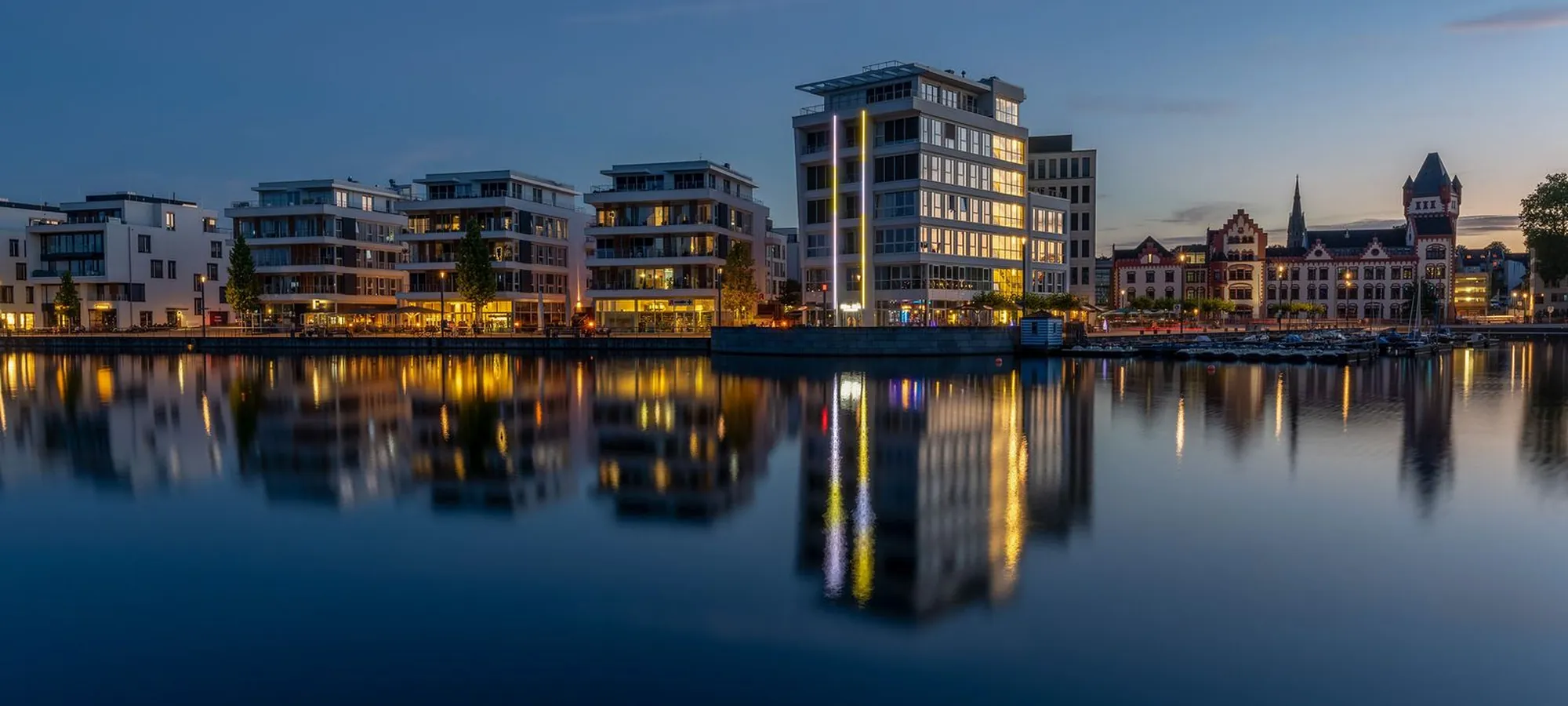 Der Phoenix-See in Dortmund mit moderner Uferbebauung in der Dämmerung