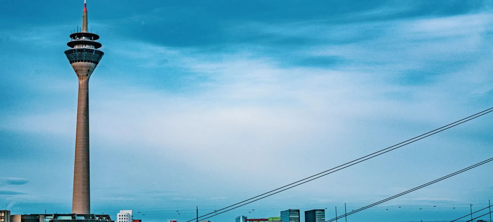 Der Rheinturm und die Rheinkniebrücke in Düsseldorf